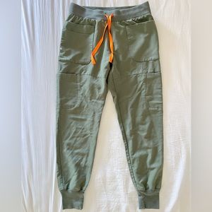 Figs women's Nepal jogger scrub pants size small in Moss